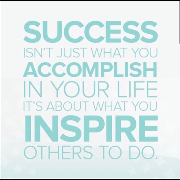 MEET YOUR POSHER: Nina aka Pineapple 🍍 Clozet - Picture 2 of 2